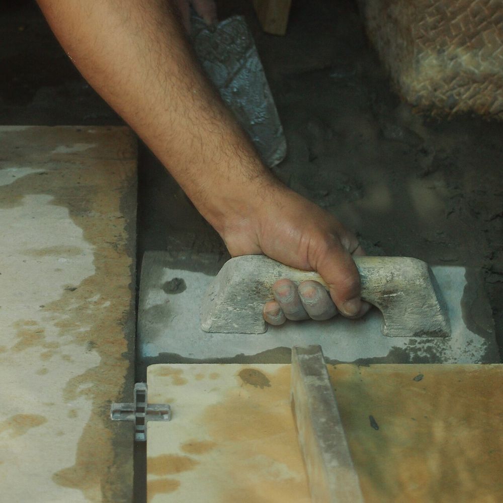 Spreading tile adhesive with a notched trowel